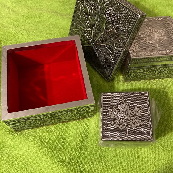 3 Maple leaf boxes - Picture 2 of 2